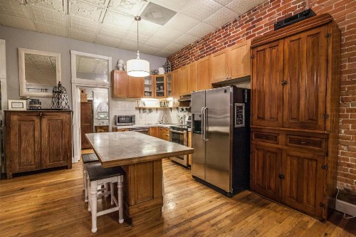 FireHouse Alley Elegant Loft-Style Retreat - image 3