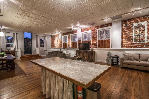 FireHouse Alley Elegant Loft-Style Retreat - image 4