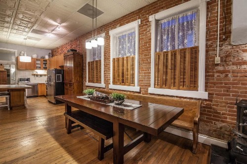 FireHouse Alley Elegant Loft-Style Retreat - image 5