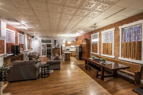 FireHouse Alley Elegant Loft-Style Retreat - image 6