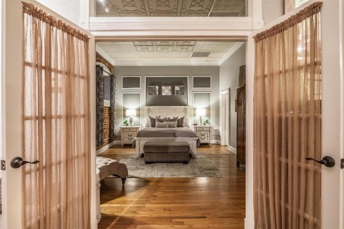 FireHouse Alley Elegant Loft-Style Retreat - image 7