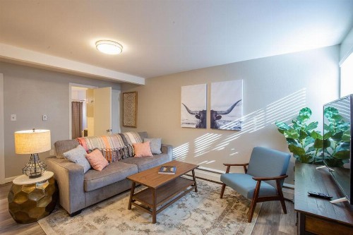 Hip & Urban Condo near the heart of Old Town - image 2