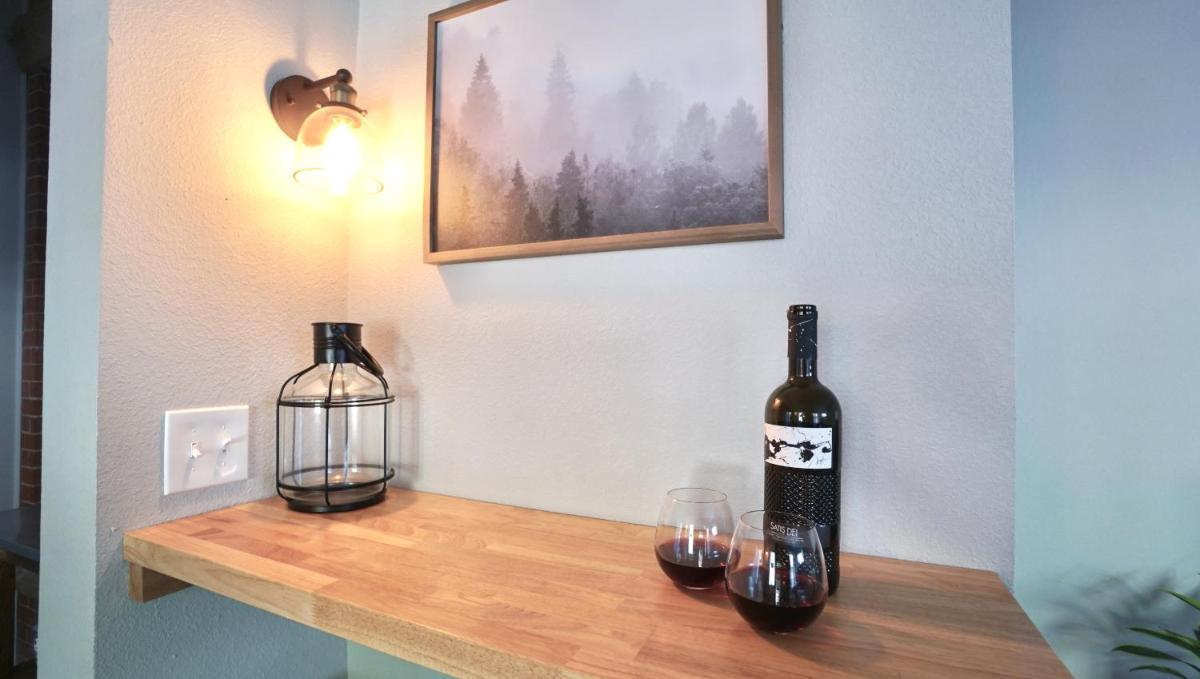 Gorgeous Guest Suite! Walk to Old Town & CSU! - image 4