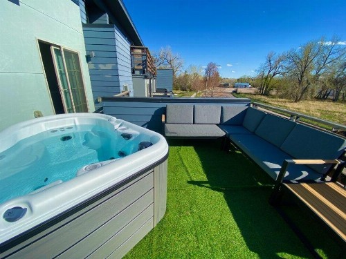 Urban Townhome near Old Town Breweries & River! - image 14