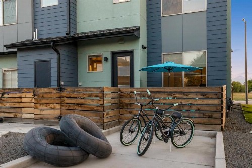 Urban Townhome near Old Town Breweries & River! - image 3