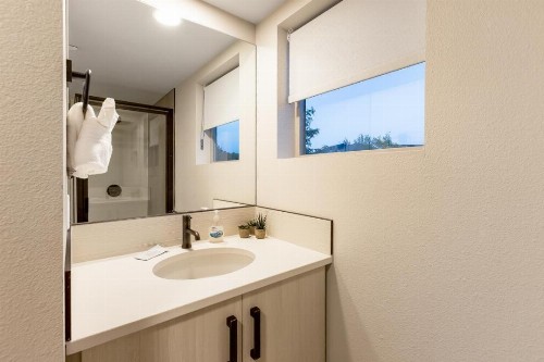 Urban Townhome near Old Town Breweries & River! - image 39