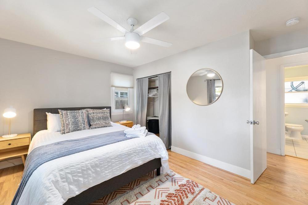 Fun & Funky Family-Friendly home near Old Town! - image 2