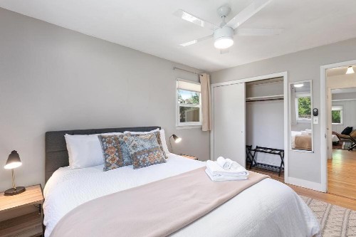 Fun & Funky Family-Friendly home near Old Town! - image 25
