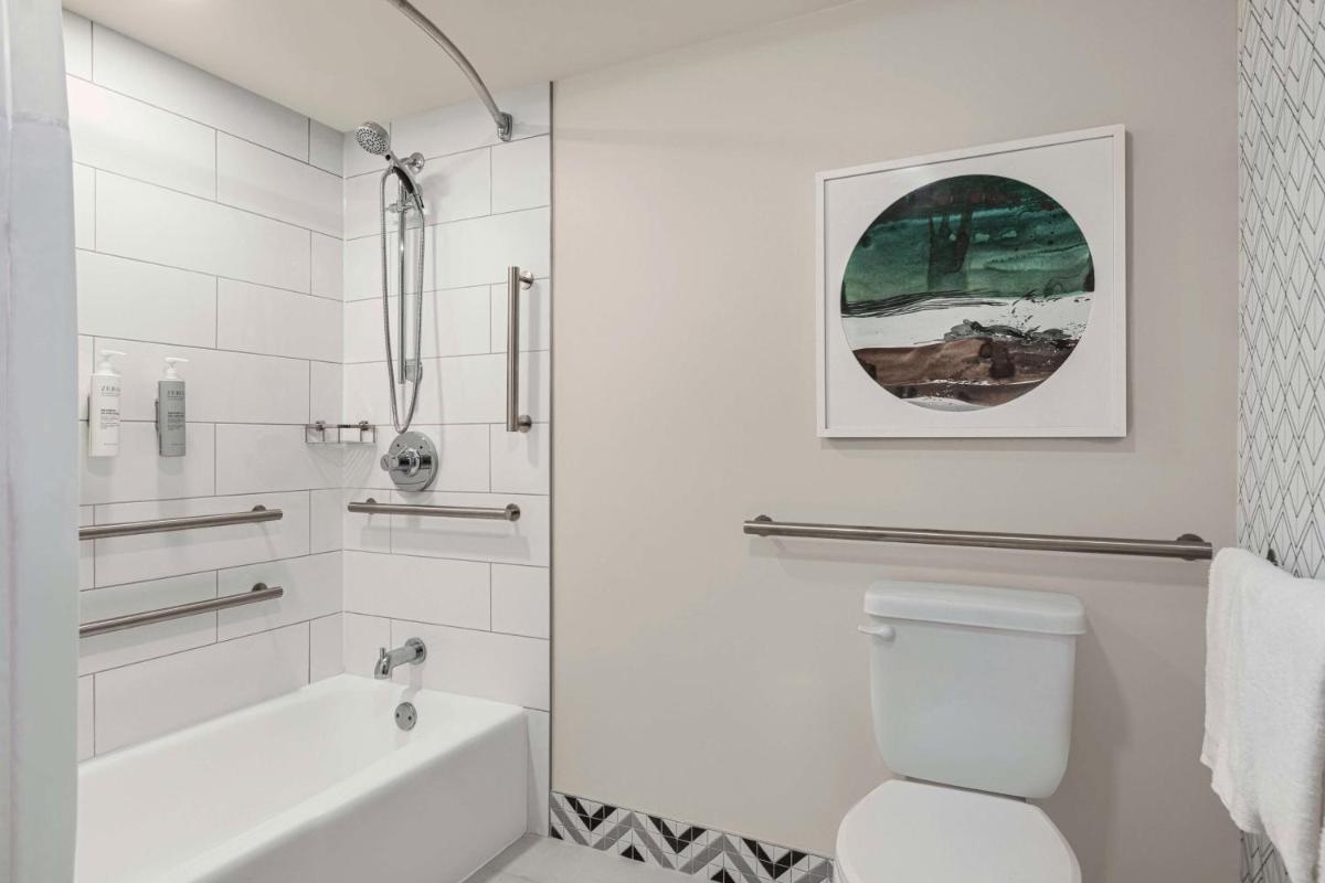 Embassy Suites by Hilton Fort Lauderdale - 17th Street - image 2