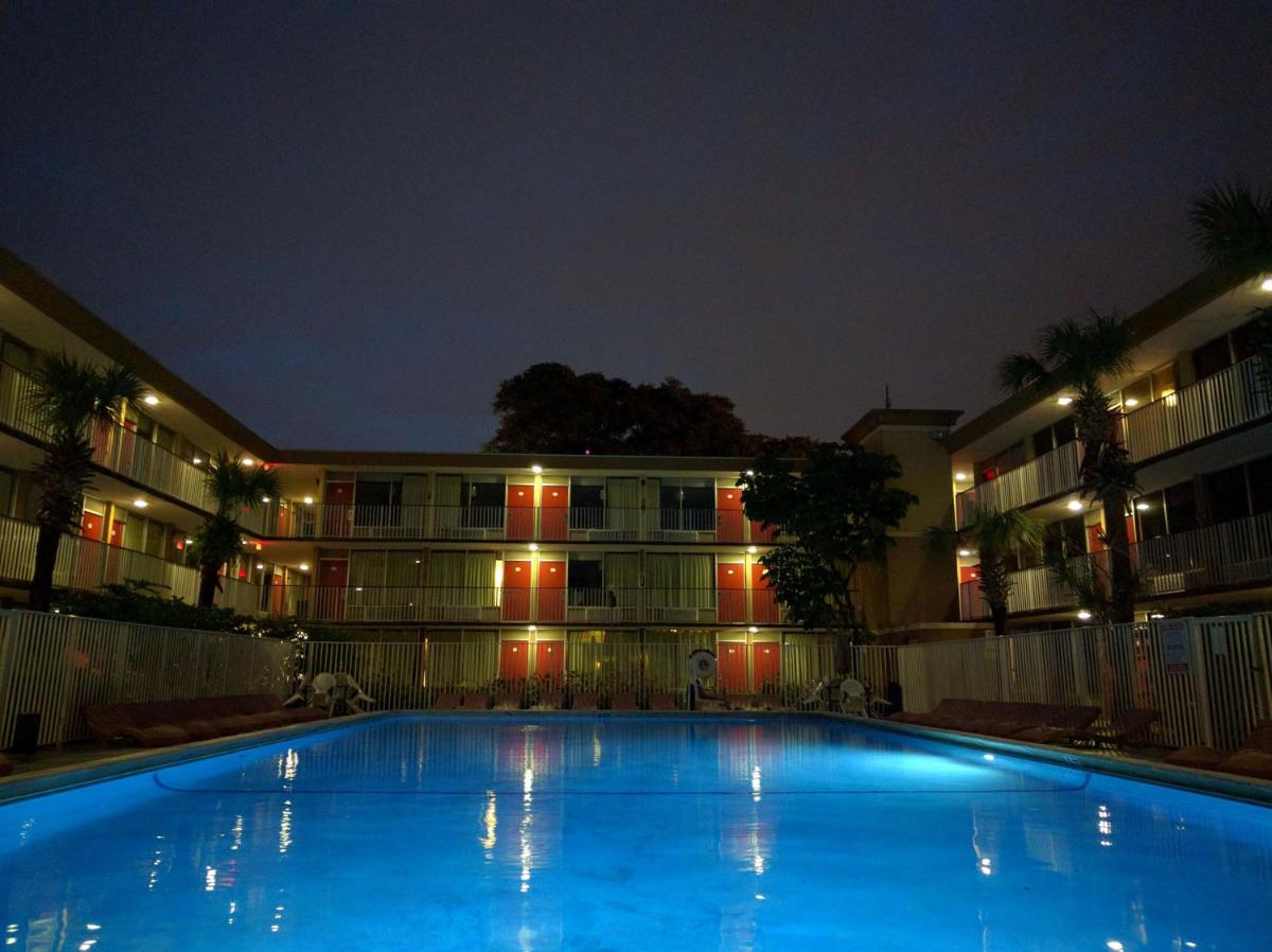 Red Carpet Inn Airport Fort Lauderdale - image 3