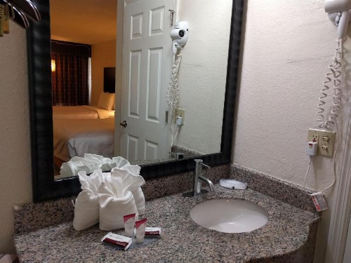 Red Carpet Inn Airport Fort Lauderdale - image 5