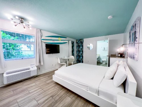 Aqua Hotel - image 7