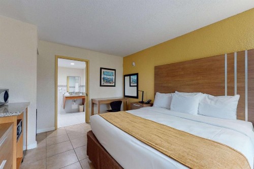 Rodeway Inn & Suites Fort Lauderdale Airport & Cruise Port - image 10