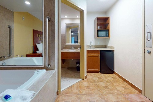 Rodeway Inn & Suites Fort Lauderdale Airport & Cruise Port - image 14