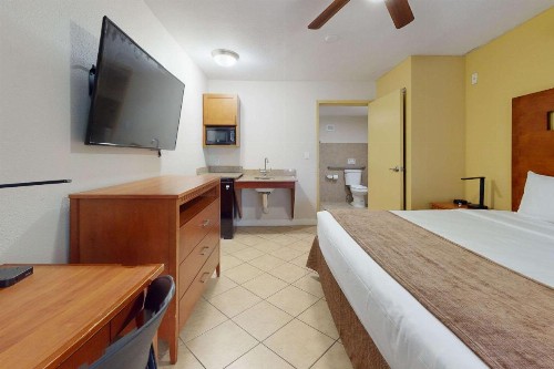 Rodeway Inn & Suites Fort Lauderdale Airport & Cruise Port - image 17