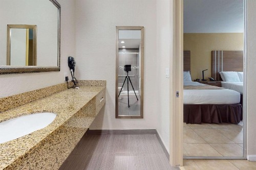 Rodeway Inn & Suites Fort Lauderdale Airport & Cruise Port - image 24