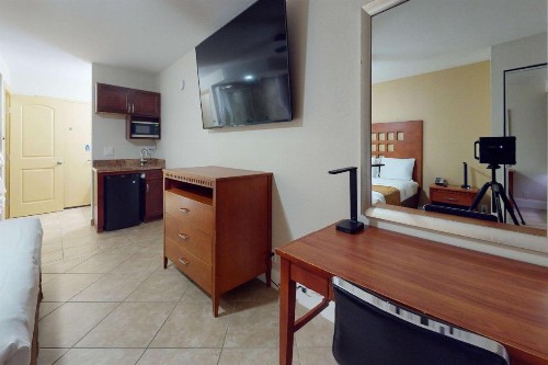 Rodeway Inn & Suites Fort Lauderdale Airport & Cruise Port - image 25