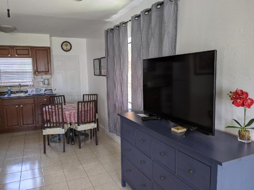 Breakaway Inn Guest House - image 44