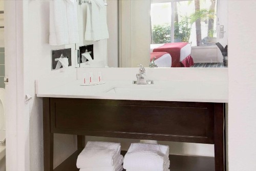 Ramada by Wyndham Fort Lauderdale Airport/Cruise Port - image 6