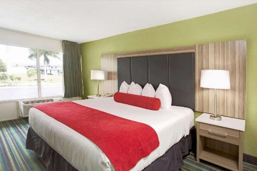 Ramada by Wyndham Fort Lauderdale Airport/Cruise Port - image 8