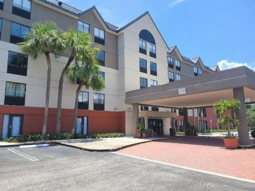 Holiday Inn Express Fort Lauderdale North - Executive Airport an IHG Hotel - image 2