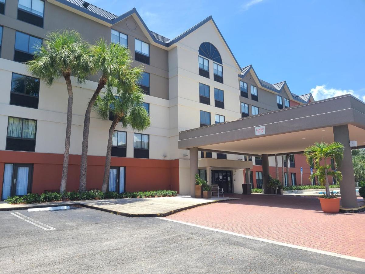Holiday Inn Express Fort Lauderdale North - Executive Airport an IHG Hotel - image 2
