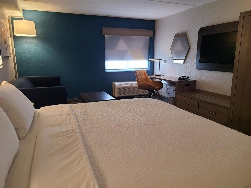 Holiday Inn Express Fort Lauderdale North - Executive Airport an IHG Hotel - image 7