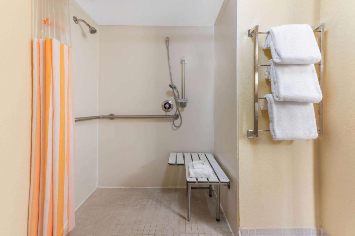 La Quinta Inn by Wyndham Ft. Lauderdale Northeast - image 2