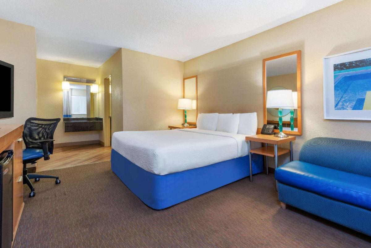 La Quinta Inn by Wyndham Ft. Lauderdale Northeast - image 3