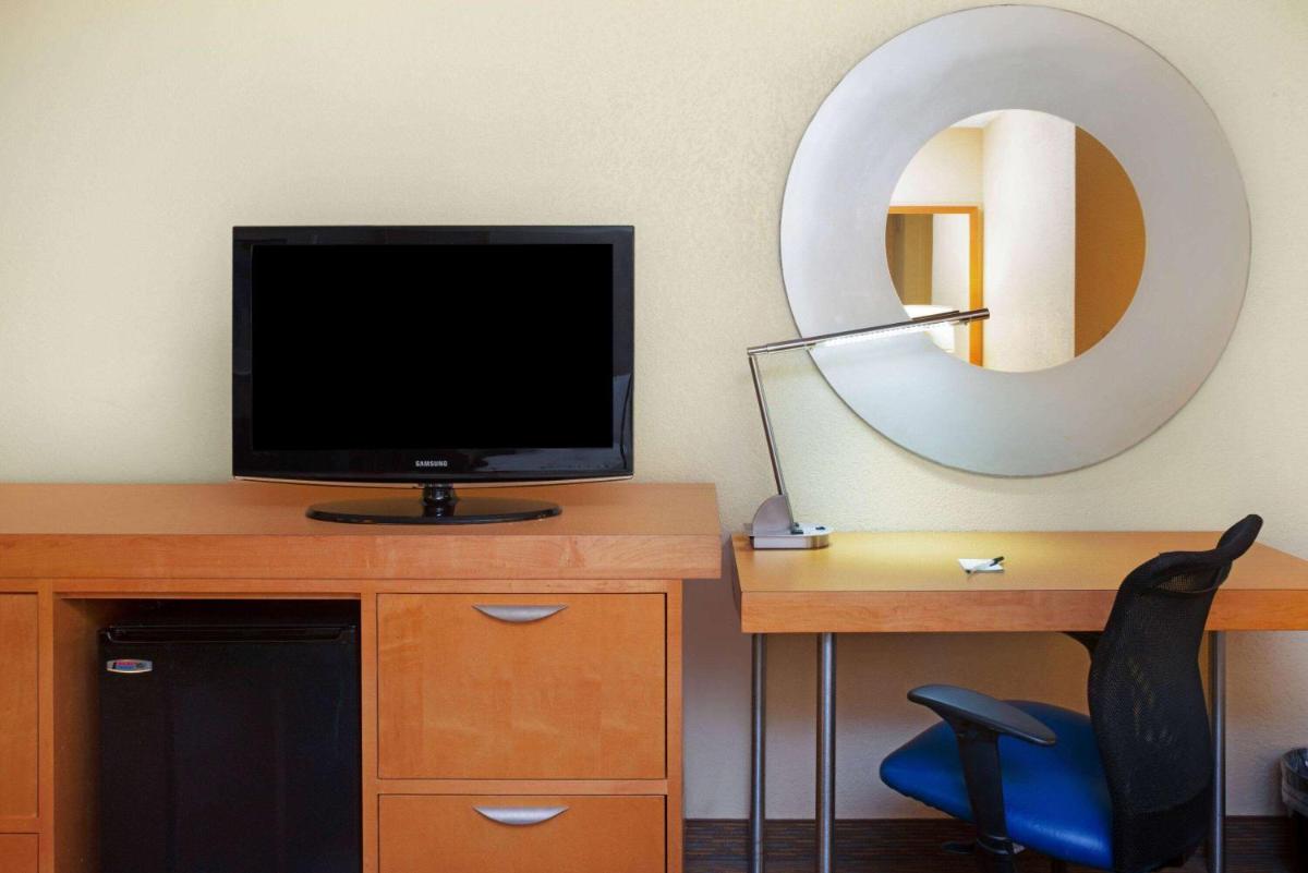 La Quinta Inn by Wyndham Ft. Lauderdale Northeast - image 7