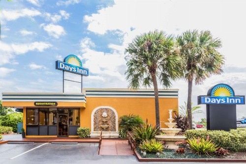 Days Inn by Wyndham Fort Lauderdale-Oakland Park Airport N - image 2