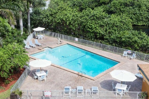 Days Inn by Wyndham Fort Lauderdale-Oakland Park Airport N - image 6