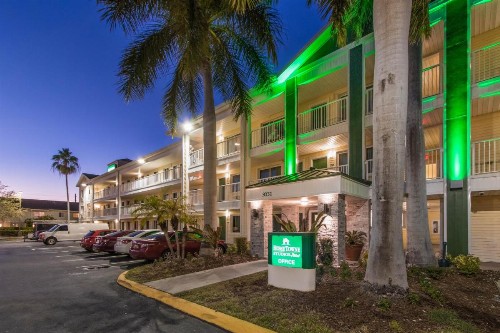 HomeTowne Studios by Red Roof Fort Lauderdale - image 11