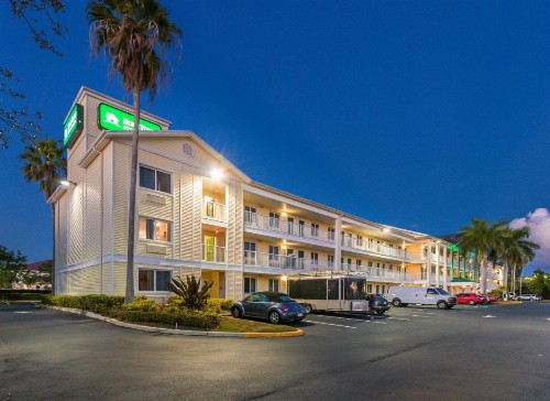 HomeTowne Studios by Red Roof Fort Lauderdale - image 13
