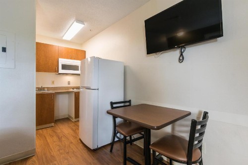HomeTowne Studios by Red Roof Fort Lauderdale - image 14