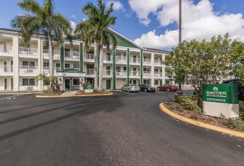 HomeTowne Studios by Red Roof Fort Lauderdale - image 16