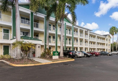 HomeTowne Studios by Red Roof Fort Lauderdale - image 17