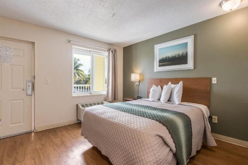 HomeTowne Studios by Red Roof Fort Lauderdale - image 2