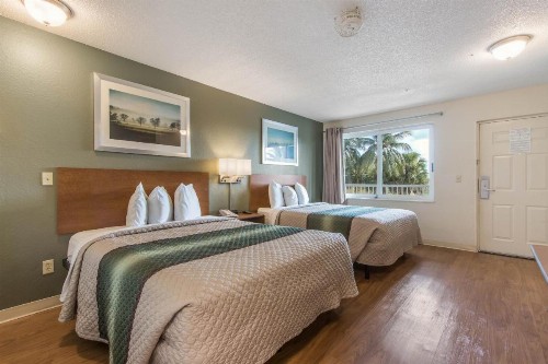 HomeTowne Studios by Red Roof Fort Lauderdale - image 21