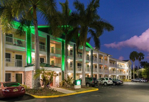 HomeTowne Studios by Red Roof Fort Lauderdale - image 24