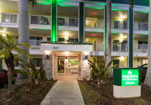 HomeTowne Studios by Red Roof Fort Lauderdale - image 25