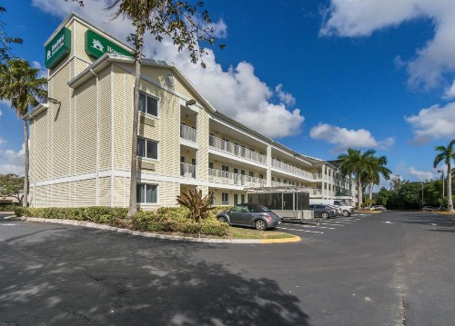 HomeTowne Studios by Red Roof Fort Lauderdale - image 7