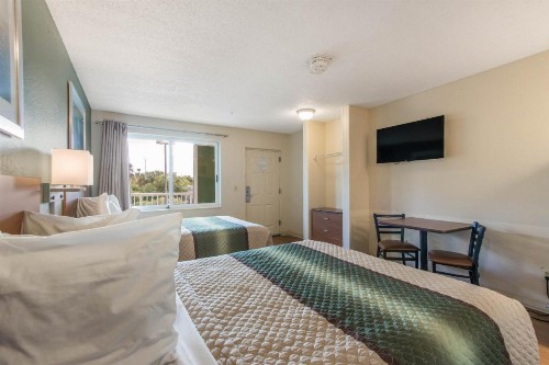 HomeTowne Studios by Red Roof Fort Lauderdale - image 8