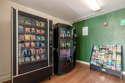 HomeTowne Studios by Red Roof Fort Lauderdale - image 9