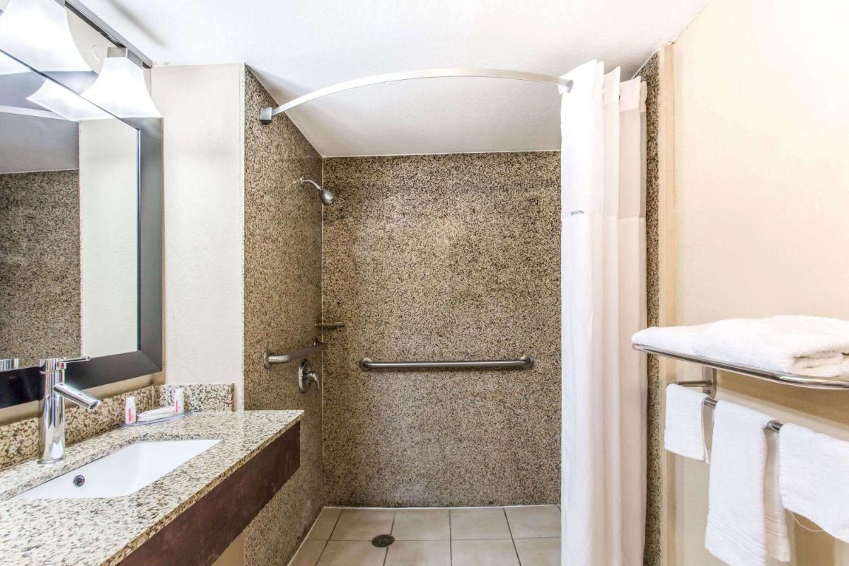 Days Inn by Wyndham Fort Lauderdale Airport Cruise Port - image 2