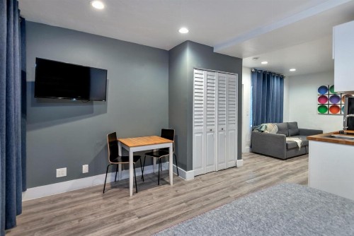 Oasis Hotel - image 8