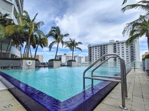 Modern Luxury Beach Hotel 2 Bedroom with Views 1807 - image 4