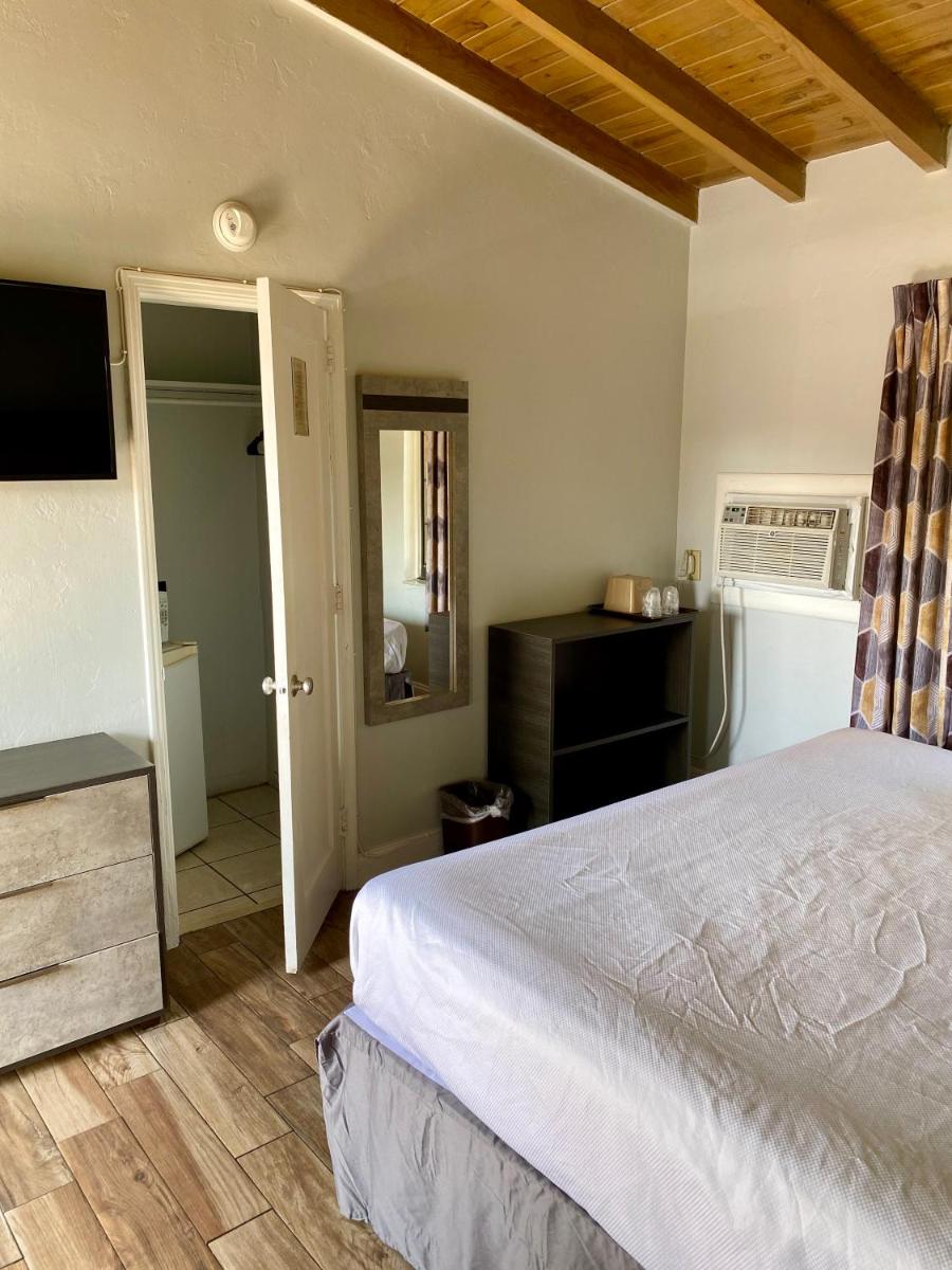 Budget Inn South - image 7