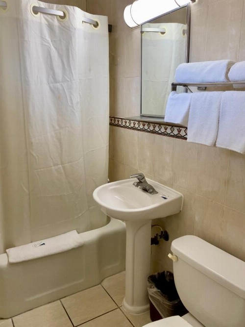 Budget Inn South - image 9
