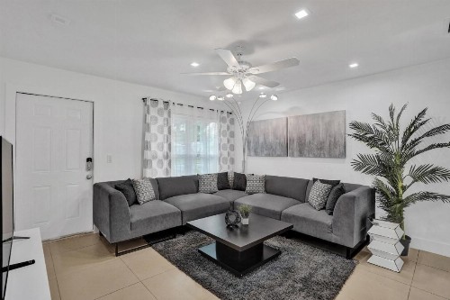 Waterfront Newly Renovated 4 BR Home with Hot Tub - image 8